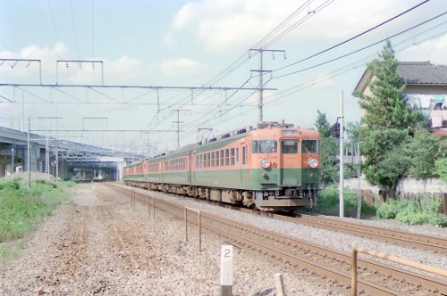 高崎線を走る165系の回送列車