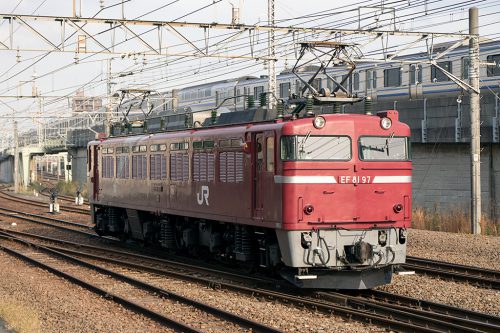 EF81-97単機　マンション前