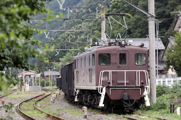 デキ105停車中