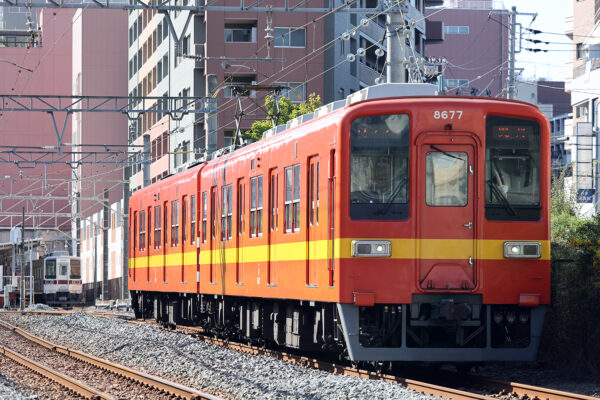 先に発車する8000系